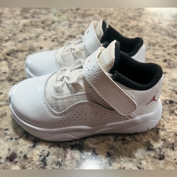 Jordan Toddler Air Jordan 11 CMFT Low Basketball Shoes - size 8C - Picture 2 of 6
